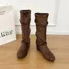 Hebilla Moda Casual Europea Americana Punta Redonda Botas Altas de Otoño Gamuza Plisado Mujer Retro Aumento de Altura Interior Estilo Coreano Nuevo 2026