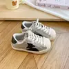 Outono de 2026 Novos Tênis Esportivos Infantis Estilo Coreano Color Block Moda Biqueira de Concha Estrela Estampada Tênis de Skate Tênis Brancos para Estudantes
