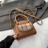 Bolso pequeño de nicho de Corea del Sur para mujer 2023 otoño e invierno Nuevo bolso de mano retro Estilo occidental versátil para ir al trabajo Moda bolso bandolera