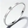 Pulseras Populares Europeas y Americanas de Acero de Titanio para Comercio Exterior para Mujeres y Parejas, Versión Estrecha de Pulseras, Pulseras de Acero Inoxidable con Incrustaciones de Diamantes en Forma de Corazón, Venta al por Mayor