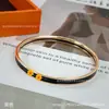 Pulsera esmaltada de letras ultradelgada para mujer, chapado en oro V de oro de 18 quilates, pulsera esmaltada redonda cerrada con un toque de alta gama, pulsera de letras