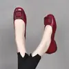 Outono de 2026 Novo Sapato Feminino Casual de Couro com Bico Redondo, Baixo, Slip-On e Solado Macio para Trabalho e Moda para Mães