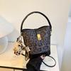 Bolso de Moda Estilo Hong Kong Estampado de Leopardo Nuevo 2025 Bolso de Axila Bolso Cubo Estampado de Leopardo Texturizado Bolso de Mano Casual