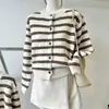 Nova Tendência de Moda Retrô Outono/Inverno 2026 Cardigã de Tricô Listrado Solto Feminino Estilo Preguiçoso Casaco Suéter Top