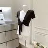 Top de punto corto marrón con cuello en V y lazada para mujer, Bm Manga corta Estilo cruzado Hombros anchos Cubre-todo Prendas de abrigo