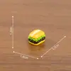 Simulación de paisaje en miniatura de una deliciosa y picante hamburguesa de muslo de pollo - un juguete de comida, decoración DIY para casa de muñecas y pequeño adorno de mesa