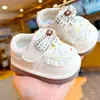 Zapatos para niños pequeños, nuevos modelos de primavera y otoño, zapatos para bebés principiantes, zapatos para bebés, suela suave, antideslizantes, zapatos que chirrían de pequeña princesa
