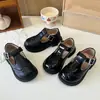 Zapatos de Cuero Versátiles Negros Estilo Británico Retro para Niñas 2026 Nuevo Estilo Primavera/Otoño Suela Suave Zapatos de una Sola Pieza Tallados Zapatos de Moda con Tira en T
