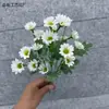 7 Tenedores 20 Cabezas Margarita Pequeña Simulada Pinza de Cangrejo Crisantemo Flor de Seda Arreglo Floral para el Hogar Decoración de Carretera Accesorios para Fotografía Flor Artificial Mayoreo