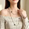 Elegante collar largo de perlas estilo coreano para mujer, versátil para otoño e invierno, exquisita cadena para suéter, colgante de letra simple y único, venta al por mayor