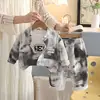 Conjunto de Roupas de Outono para Meninos 2026 Primavera e Outono Bebê Novo Infantil Estiloso Tie-Dye Bolso Emblema Conjunto de Três Peças Roupas Tendência
