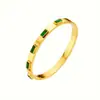 Elegante Brazalete Dorado con 5 Esmeraldas Rectangulares Verdes Joyería Elegante y Moderna para Mujeres Perfecto para el Uso Diario o Ocasiones Especiales Accesorio de Moda Listo para Cualquier Evento