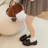 Zapatos versátiles de suela gruesa estilo británico, otoño 2026, piel sintética negra, nuevos mocasines estilo universitario para mujer