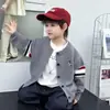 2397 Conjunto de Outono para Meninos 2026 Novo Estilo Suéter Cardigan de Primavera e Outono para Bebês Conjunto de Três Peças para Pequenos Cavalheiros Moderno