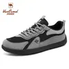 Sapatos Masculinos de Camelo das Regiões Ocidentais Verão Novo Malha Respirável Leve Bico Largo Forma Larga Sapatos de Treinamento Alemães Versáteis Casuais Sapatos Únicos