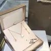 Colar Saia Pequena em Forma de Leque de Ouro Rosé 18K, Ouro e Platina com Diamantes e Pingente de Leque de Madrepérola Branca, Edição Limitada para o Dia dos Namorados Chinês