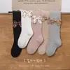 Leggings para niños 2026 primavera y otoño nuevo estilo pantimedias para niñas con rayas finas y lazo, calcetines para bebé de PP grande al por mayor