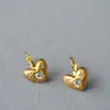 Pendientes Sencillos Elegantes de Latón Chapado en Oro con Diseño Cepillado de Corazón de Diamante Brillante de Zirconia, Estrella de Nicho Coreana y Japonesa