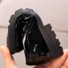 Sapatos de couro infantis para meninos, coleção de outono estilo coreano 2026, cabedal de couro preto, estilo britânico, sapatos de performance com sola macia para meninas do ensino fundamental