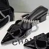 Sandálias Elegantes para Combinar com Saias, Sapatos Femininos, Novo Estilo Primavera/Verão 2025, Salto Bloco, Sapatos com Strass Estilo Francês, Mules Fechados para Uso Externo