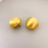 Fábrica de Qingdao estilo francés nuevo elegante textura esmerilada cepillado estilo lujo ligero semiesféricos aretes de botón con pasador de plata 925 venta al por mayor