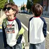 Camiseta básica de manga comprida para meninos, novo estilo primavera e outono 2026, top T-shirt infantil versátil com blocos de cor estilosos para meninos mais velhos