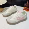 Zapatos blancos de diseño único estilo coreano dulce para niñas, nuevos y versátiles zapatos deportivos ligeros primavera-verano 2026 para estudiantes de primaria