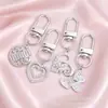 Lujo Ligero Chapado en Oro Full Diamante Charm Hebilla en Forma de D Colgante Hueco en Forma de Corazón Accesorios para Bolsos Llaves Fábrica Stock Mayorista
