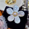 Broche de Flor de Pérola Pétala Barroca Colorida de Água Doce do Fabricante de Zhuji, Acessório de Broche Personalizado de Luxo Leve