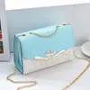 Bolsa Pequena Quadrada Transversal com Corrente e Lantejoulas 2026 Moda Feminina Estilo Coreano Bolsa de Ombro em Formato de Coração com Laço e Pingente de Pérola