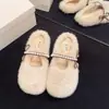 Versátiles y ligeras, zapatillas de algodón para exteriores de invierno con perlas, nuevo diseño de suela blanda 2026, zapatos tipo frijol peludos para mujer, estilo elegante y casual de felpa