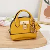 Mini bolso de concha de celebridad de internet llavero bolso de mano monedero colgante de bolsa portátil para guardar labial auriculares bolsa pequeña