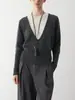 Estilo Old Money, sofisticado y elegante, look de dos piezas inspirado en lo vintage, cuello en U pronunciado, suéter de lana merino gris, top de punto para otoño e invierno
