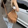 Nova Bolsa Boêmia com Franjas 2025 Veludo Imitando Pele de Veado Vintage Versátil Bolsa Sela Pequena de Ombro Transversal na Moda