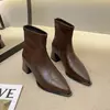 Botines de tobillo con punta afilada de temperamento para mujer estilo Otoño/Invierno 2026 cremallera trasera tacón grueso adelgazantes versátiles simples para el trabajo elásticos botas adelgazantes