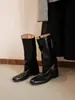 Botas longas de couro estilo coreano, bico quadrado, salto bloco, na cor branca, que afinam e alongam as pernas, com sola plana, que vão acima do joelho