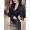 9832 Big Aimei Yiyuan 2023 Otoño e Invierno Nueva Camisa Negra con Cuello en V y Mangas de Trompeta con Base de Encaje Falda de Cadera para Mujer