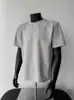 Camiseta curta de manga curta estilo americano, resistente, com detalhes de rebites e ombreiras, para homens, com design cool e moderno, top casual de nicho
