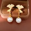 Pendientes de Plata Electrochapada en Oro Real de 18K con Zirconia, Pendientes Redondos de Perla con Forma de Hoja de Arce, Pendientes de Lujo Ligero de Alta Gama, Exquisitos Accesorios para Orejas