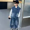 Conjunto de Tres Piezas de Chaleco de Mezclilla para Niños Primavera y Otoño 2026 Nuevo Conjunto de Moda Otoñal para Niños Ropa Urbana para Niños