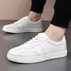 Novo modelo de tênis de treino alemão feito de couro bovino de flor integral, tênis respiráveis de couro genuíno para homens, sapatos versáteis da moda, sapatos brancos casuais para homens