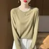 Suéter de punto texturizado color block, estiliza la figura, con mangas largas de color contrastante y diseño de cuello redondo, irradia un ambiente único y sofisticado, en suave blanco nube