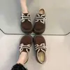 Sapatos Versáteis de Calçar Estilo Birkenstock para Uso ao Ar Livre, Toque de Luxo com Contas Estilo Francês, Tamancos Fechados na Ponta, Novo Modelo 2026, Aumento de Altura com Sola Grossa