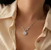 Colar Cubo Pequeno de Moissanita Prata de Lei S925 Imitação Pingente Estilo Luxo Leve para Mulheres com Toque de Alto Padrão, Corrente para Clavícula, Presente Popular