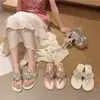 Chinelos de Verão Femininos com Strass 2026, Sandálias Baixas para Férias na Praia, Novo Estilo para Uso ao Ar Livre