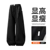 Pantalones de pierna ancha, de corte curvo y deconstruidos para hombre, de estilo high-street 2026, con hebilla y cintura elástica, una silueta fluida, diseño de pierna ancha y corte hasta el suelo, creando un look elegante y deportivo