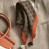 Lenço Quadrado Pequeno de Algodão e Linho de Alta Qualidade Feito à Mão com Estampa de Castanha da Selva, Lenço Versátil Dupla Face, Xale Fino para Mulheres, Adequado para Primavera e Outono