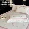 Juego de Tres Piezas de Alfombrilla de Seda de Hielo Clase A para Enfriamiento de Verano, Lavable a Mano y en Máquina, Estilo Falda de Cama Estampada Estilo Francés, Alfombrilla para Aire Acondicionado, Rosa
