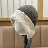 Nuevo Sombrero de Lana Retro con Cordones para Invierno 2025 con Protección para Orejas para Mujer, Forro de Felpa Cálido y Espeso, Gorro de Punto Baotou, Moderno