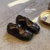 Outono de 2026 Novos Sapatos Individuais Infantis Estilo Coreano Moda Velcro Bico Dividido Falso Solado Macio Mary Janes Sapatos de Menina